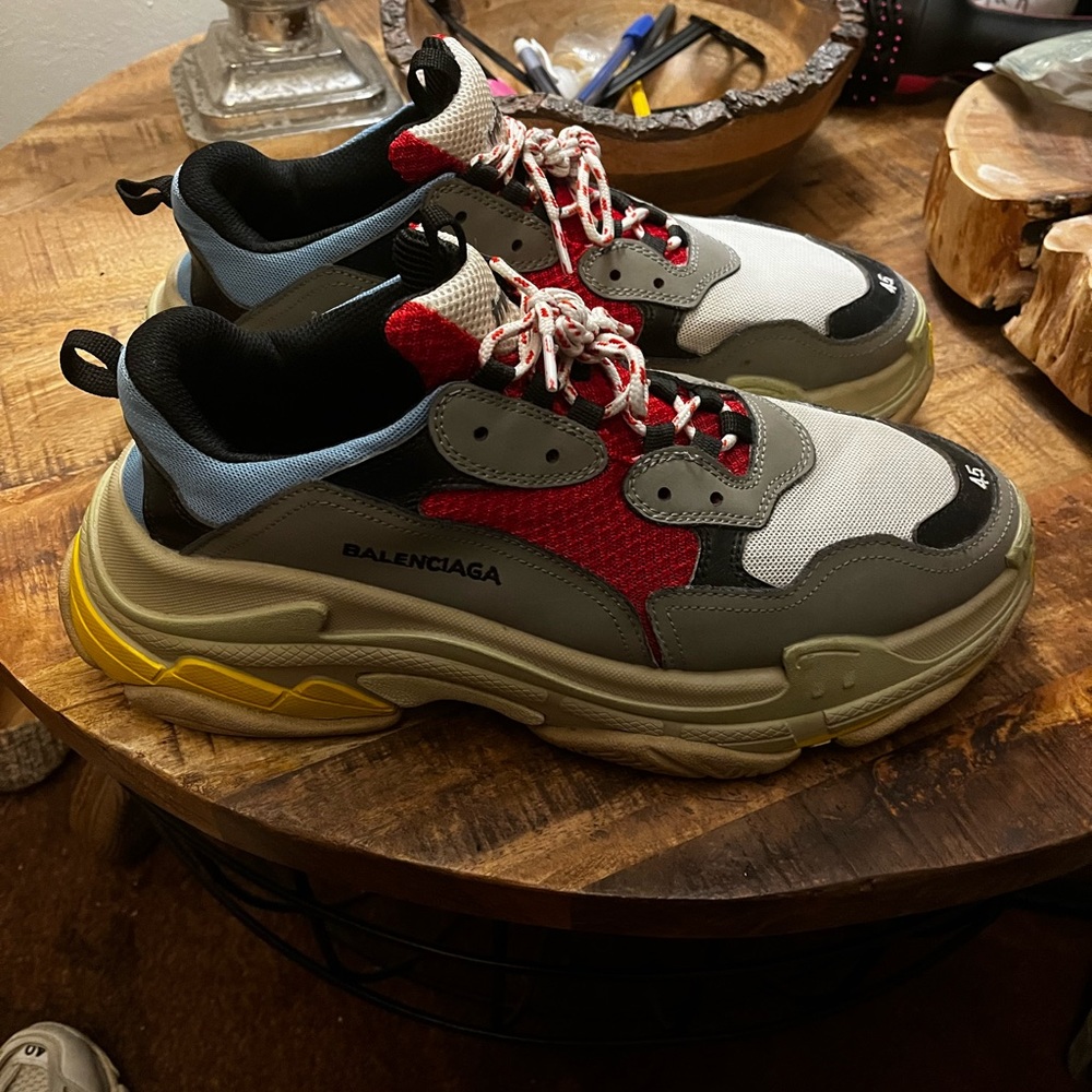 Balenciaga Triple S
Grey Red Blue
